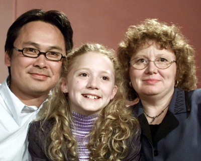 Nikki with Darren Yap (assistant director of the closing ceremony) and her mum, Tina.
Keywords: highquality 2000 age13 tina_webster