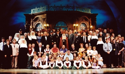 The full cast of the Australian National tour of The Sound of Music during the Sydney run of the show.  - http://www.dawber.org/photos/theatre.html
